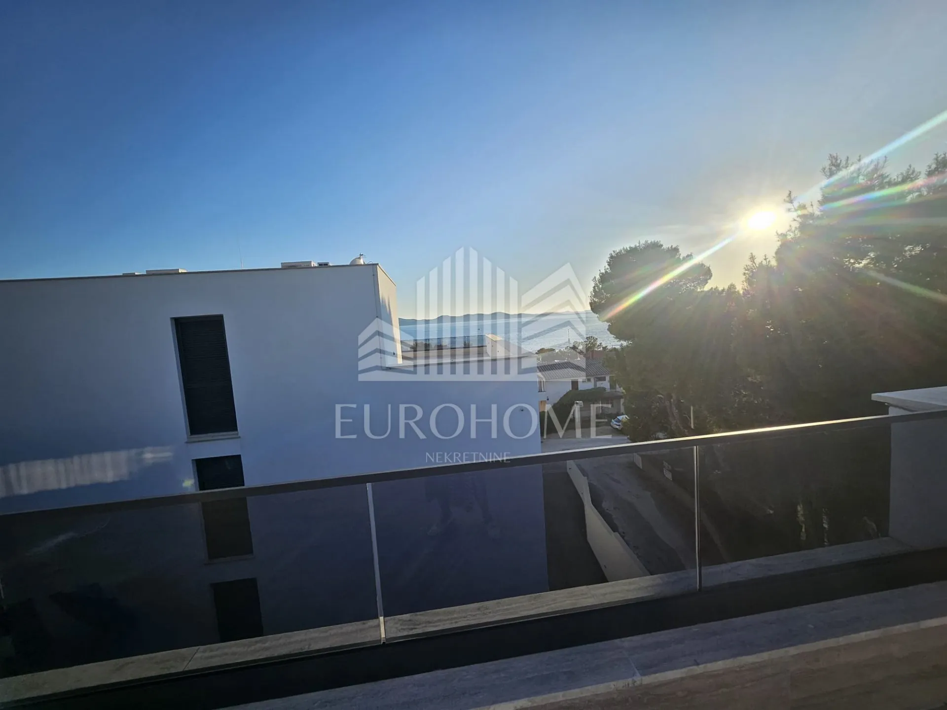 diklo,moderan penthouse uz more, kompletno namješten,odmah useljiv - slika 24