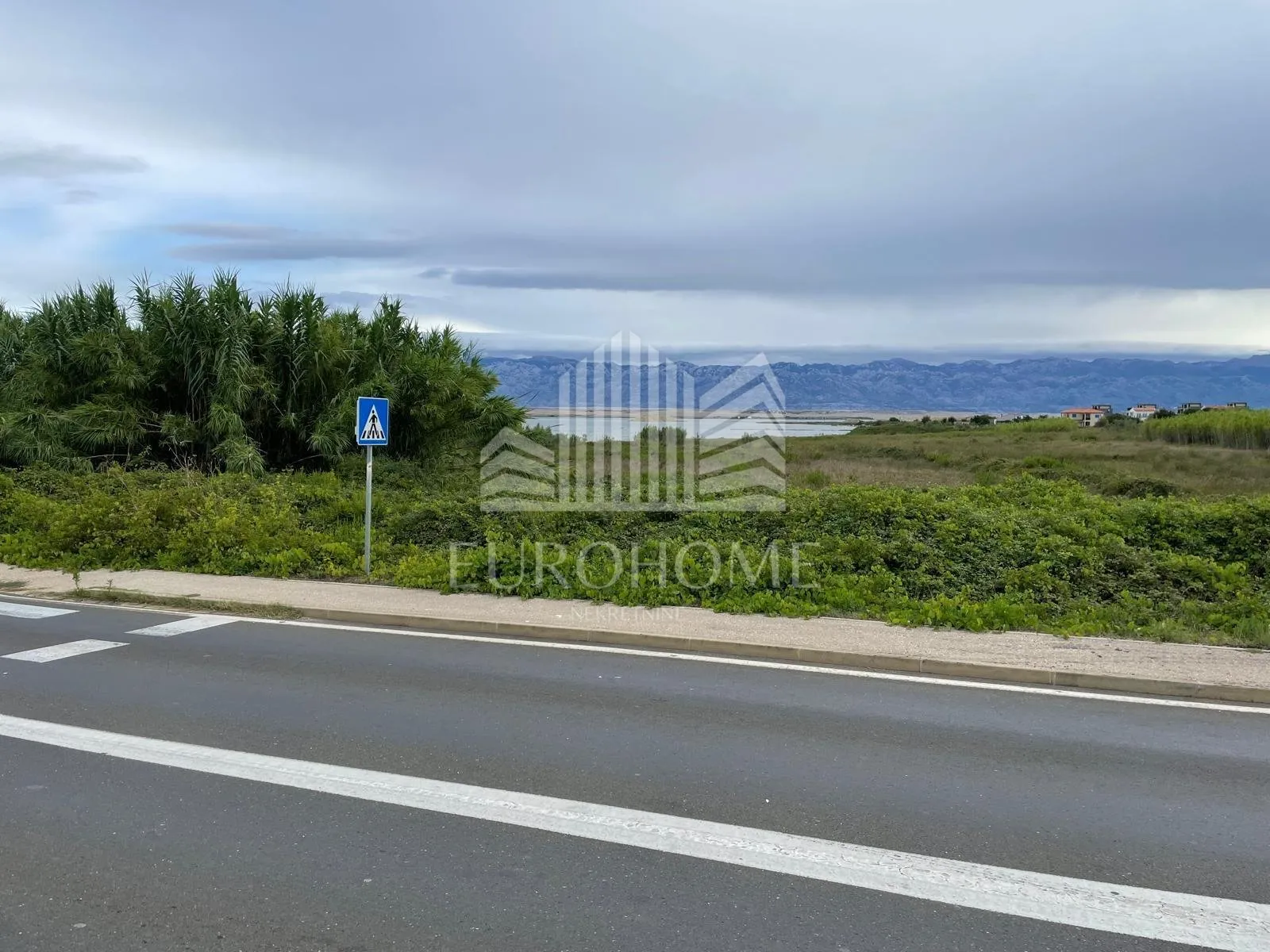 Privlaka - građevinsko zemljište 492 m² + pristupni put, 400 m od mora