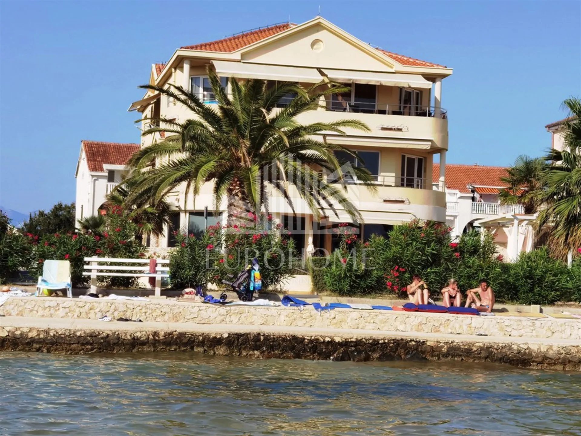 privlaka, apartman prvi red do mora, vrt, garaža 16m2 - slika 1