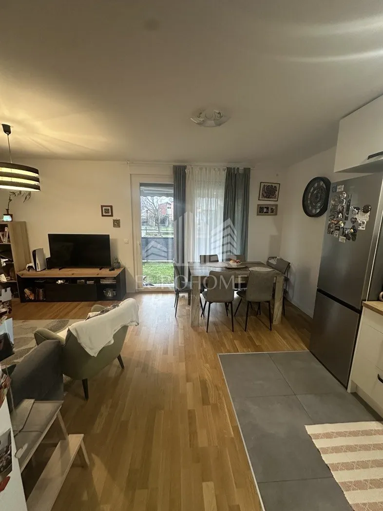 Trosoban stan s privatnim vrtom i parkirnim mjestom – Dugave - Zagreb