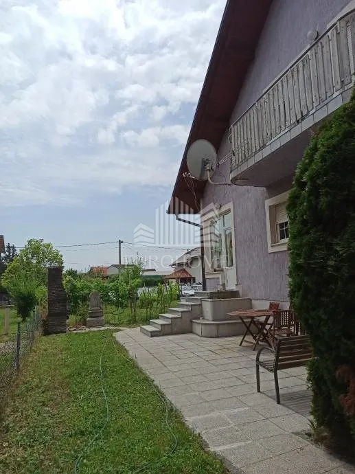 prostrana obiteljska kuća u mirnoj ulici +dodatna parcela sa započetom gradnjom,495.000€ - slika 3