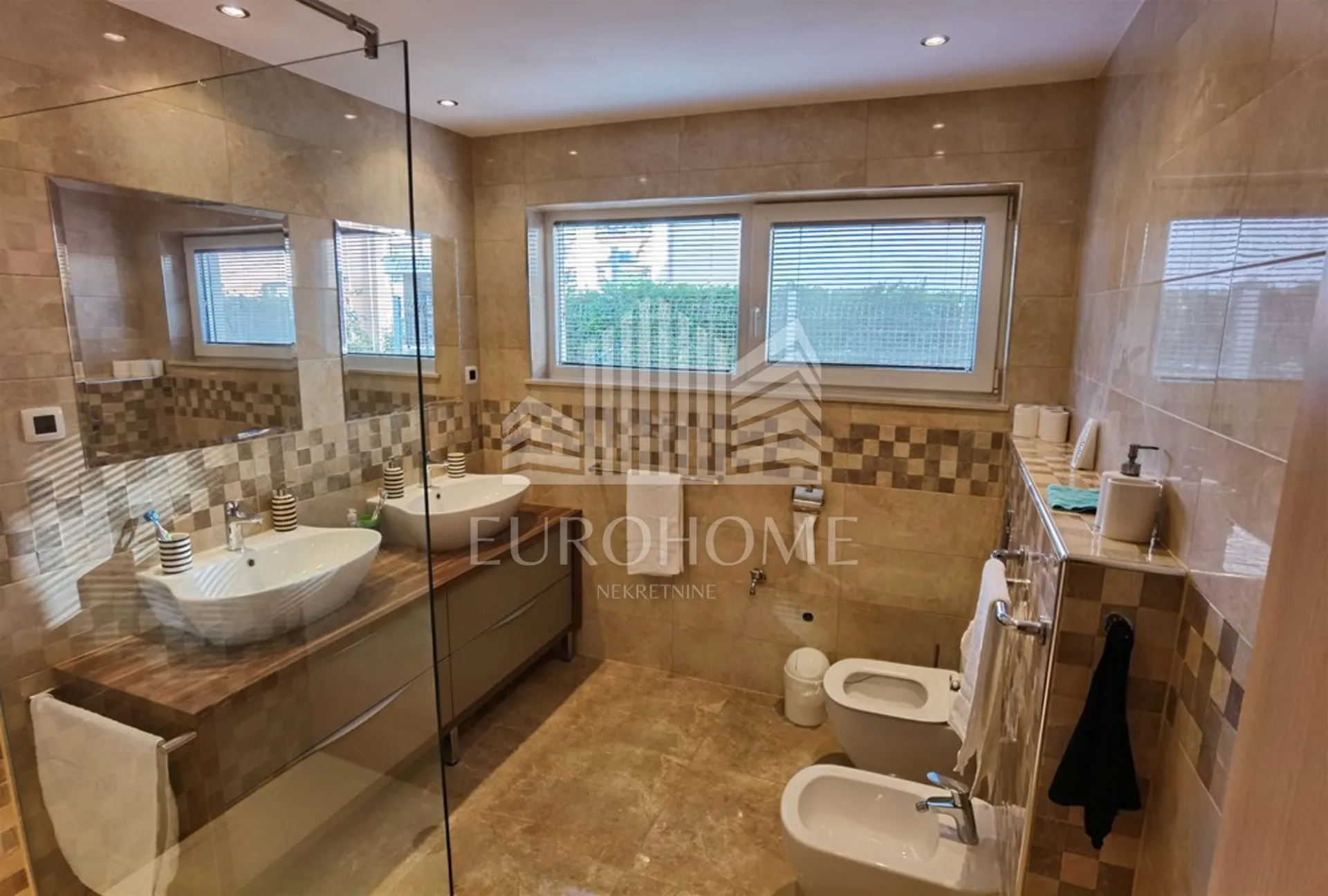 privlaka, apartman prvi red do mora, vrt, garaža 16m2 - slika 12