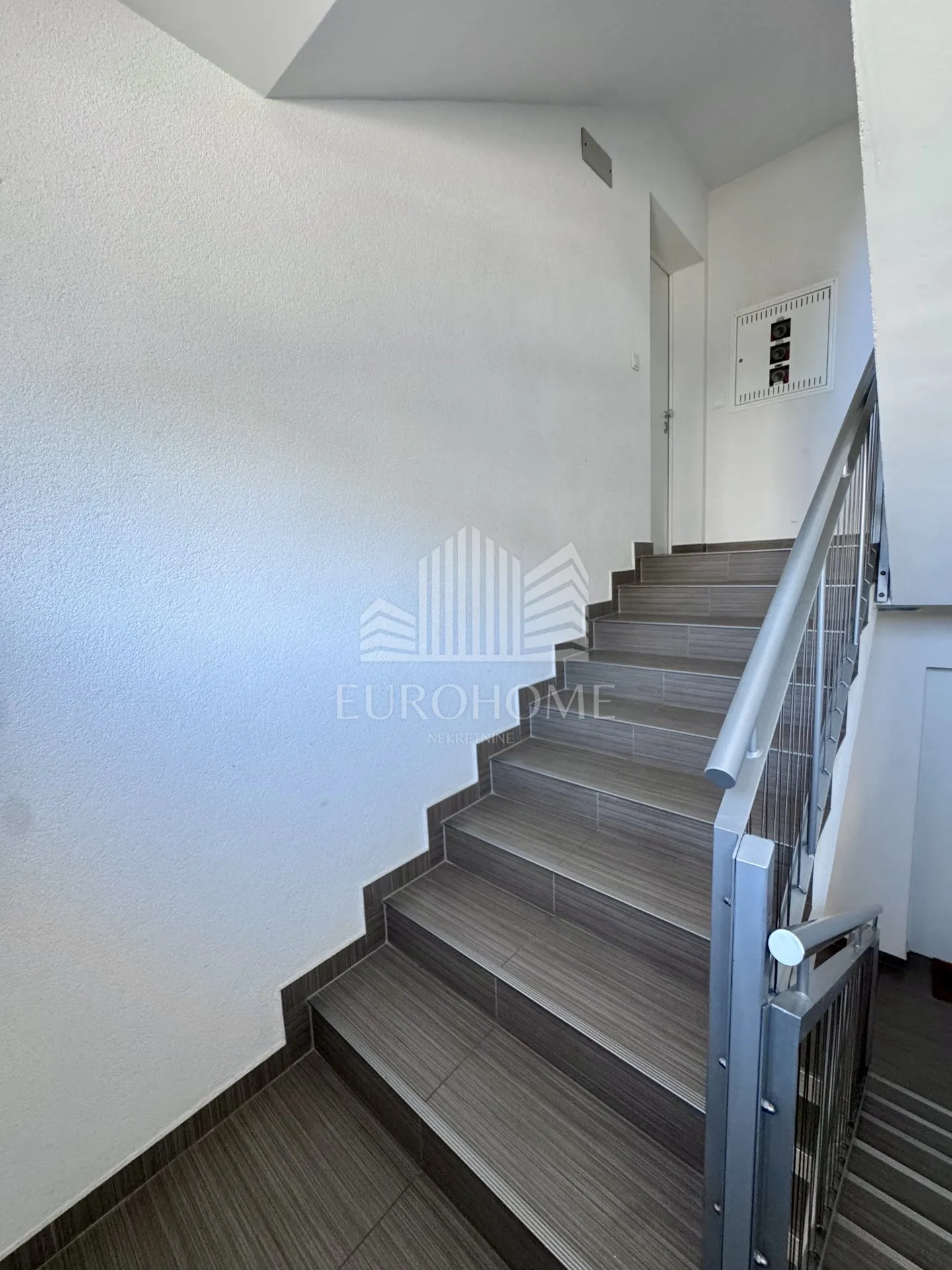 moderan dvosoban stan 61 m², lođa, parking, spremište - slika 20