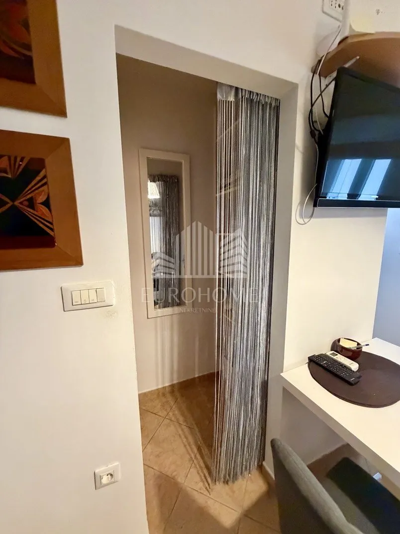 ika – 50 m², 80 m od mora + terasa i parking - slika 14