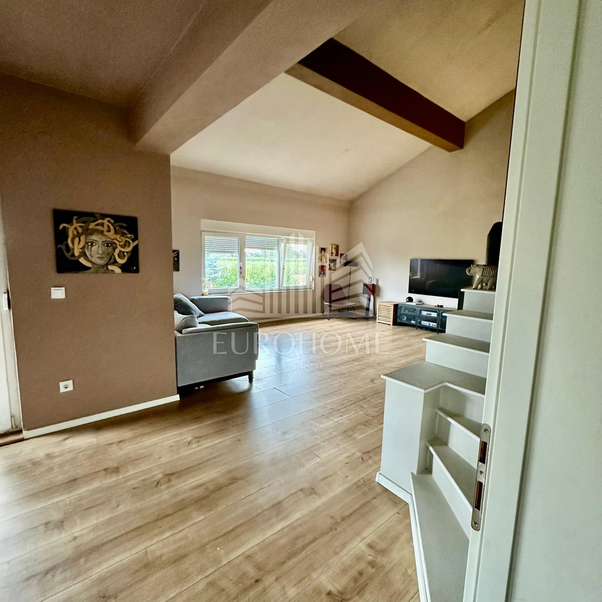 prekrasna moderno uređena kuća u oazi mira – rugvica, 253 m² - slika 11