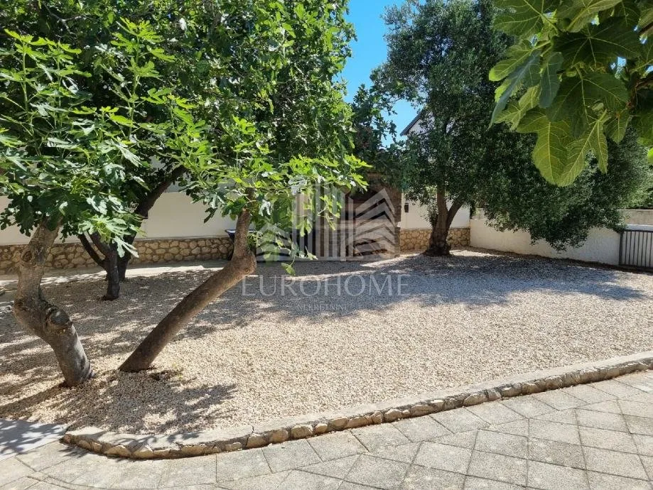 vir, kompletno renovirana kuća s 5 apartmana - slika 14
