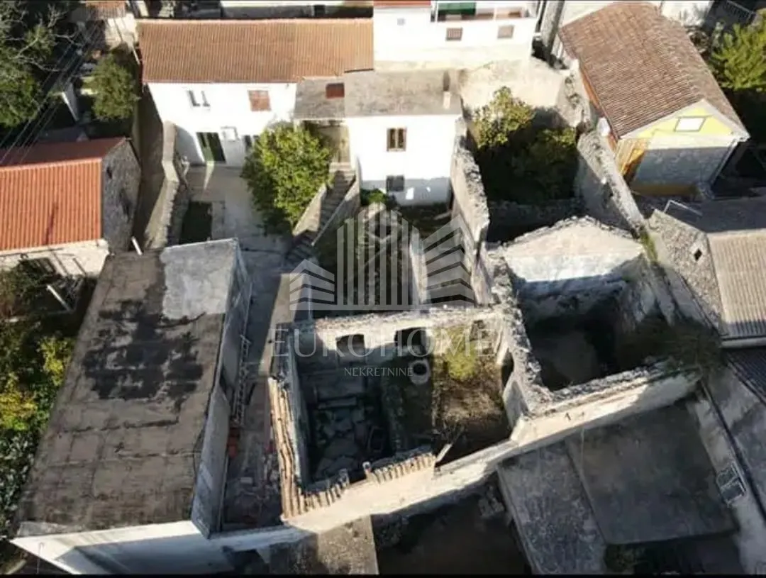 jedinstvena prilika,preko,,4kuće za obnovu,420m2,30m od mora - slika 2