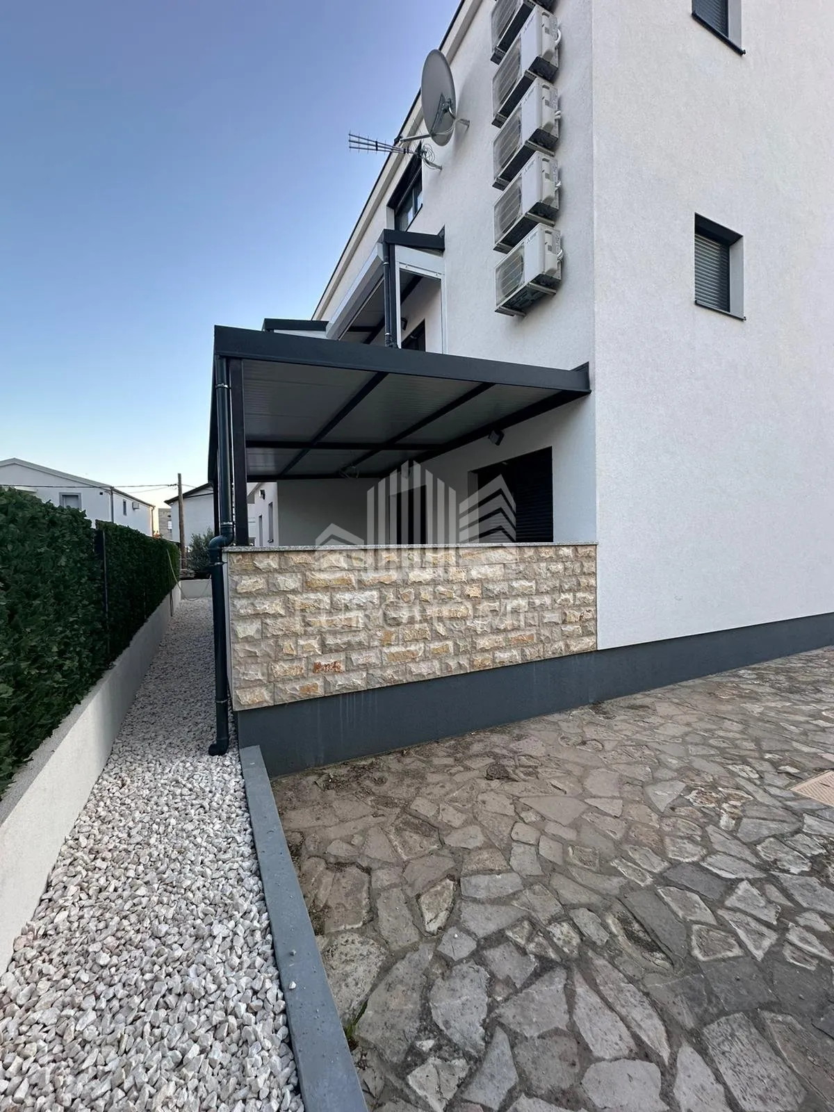 šibenik-vodice luksuzan kompletno namješten stan142.418m2 - slika 6