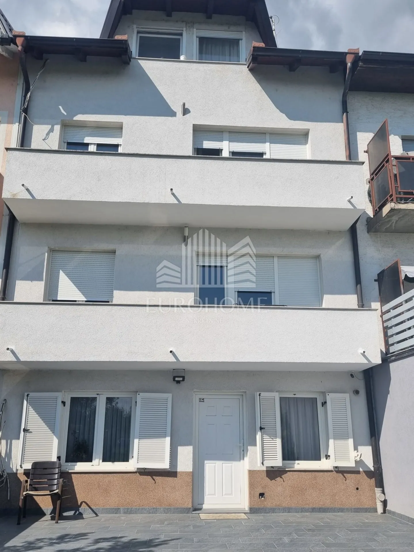 uređena višekatnica s vrtom, parkingom i 3 stana,260.00 m2 - slika 3