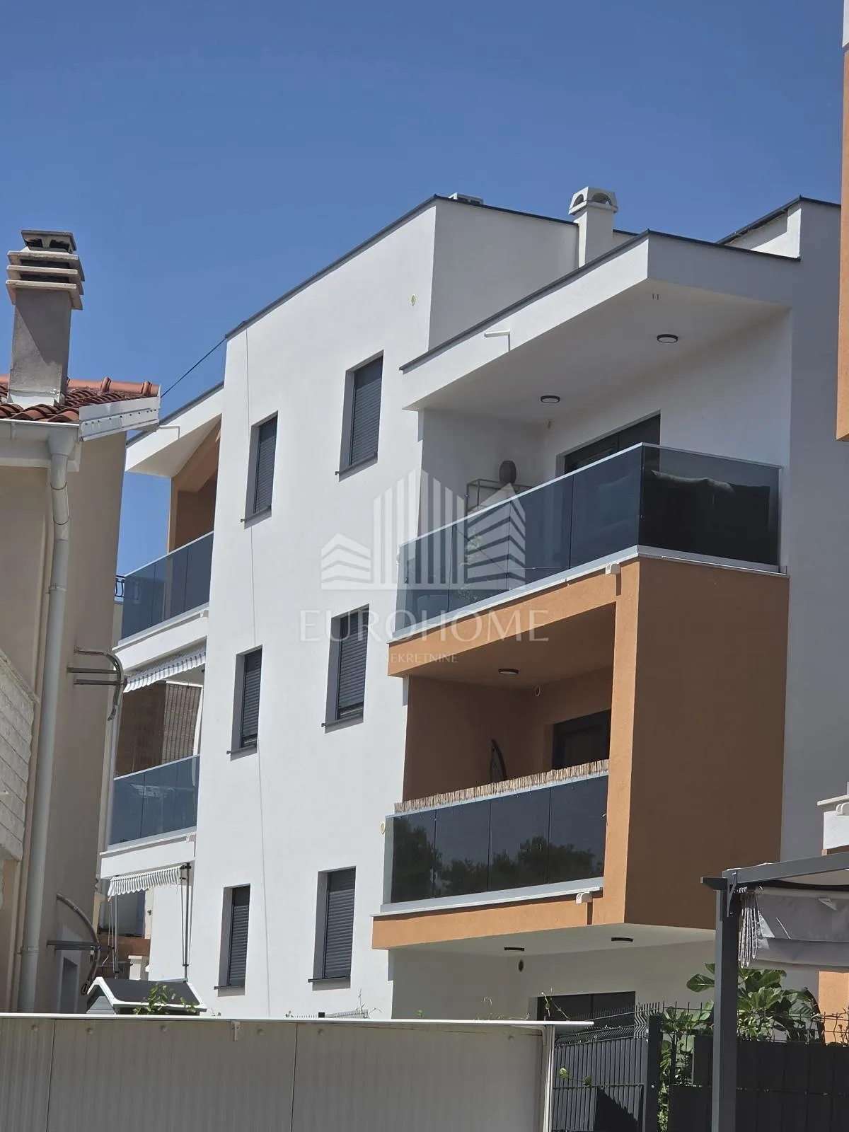 mediteranski luksuz u brodarici | potpuno namješten stan uz more, 67m2 - slika 2