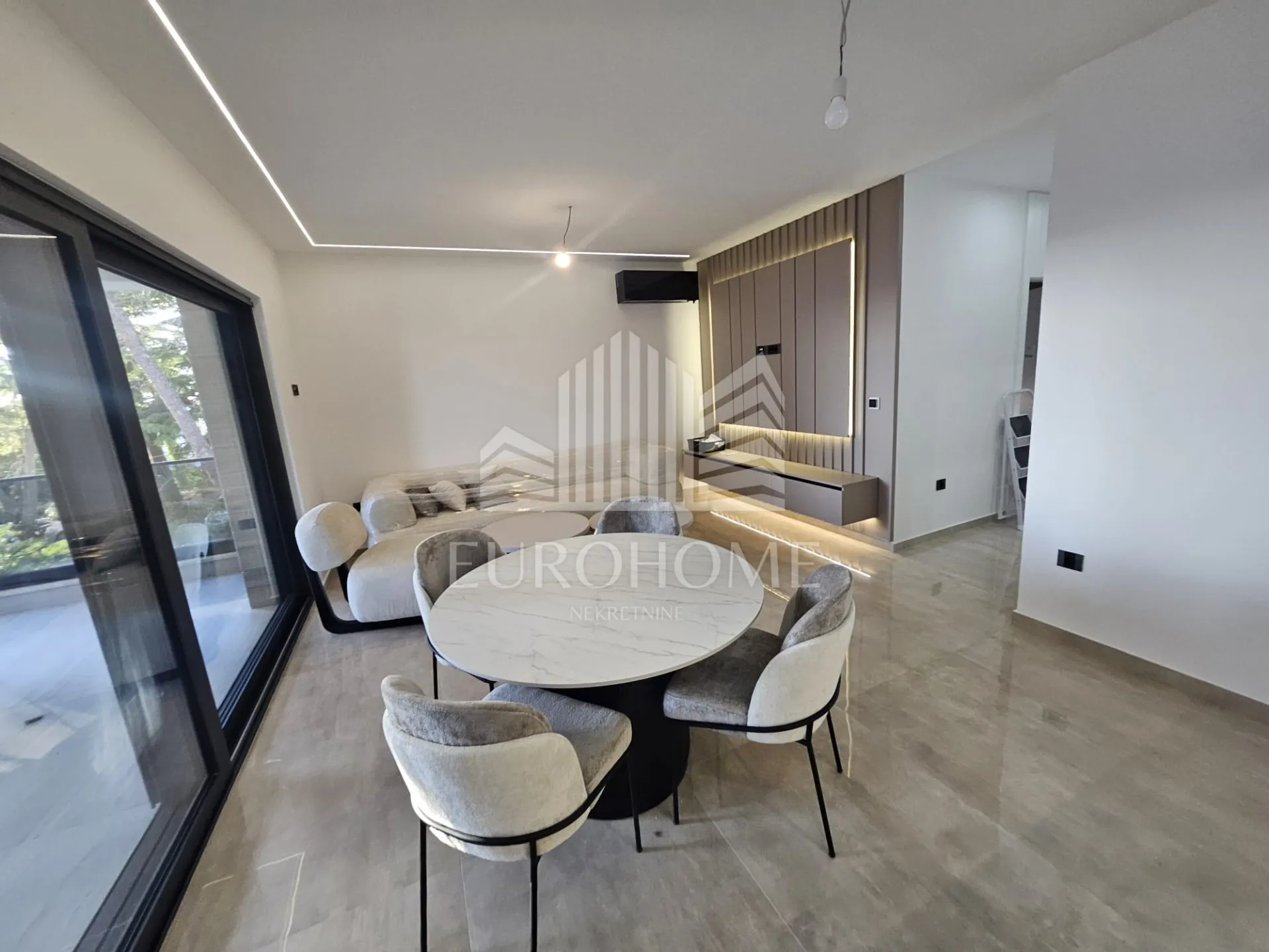 diklo,moderan penthouse uz more, kompletno namješten,odmah useljiv - slika 9