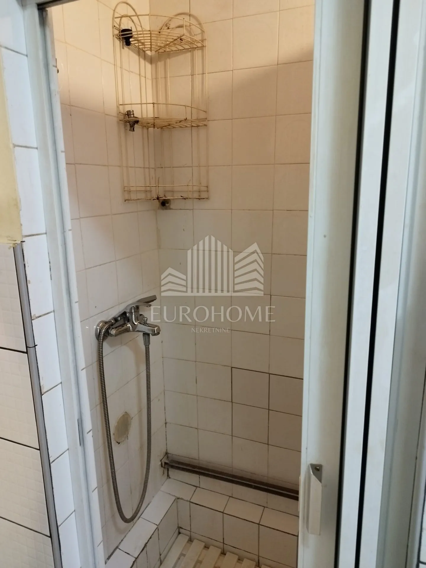 garsonijera 27 m2,trešnjevka kod placa - slika 10