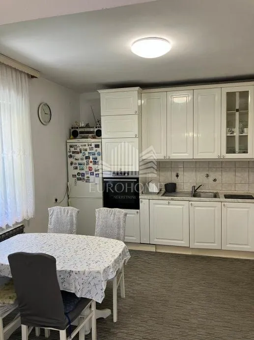 prostrana kuća 200 m² – stupnik, mirna zona, vrt, garaža - slika 7