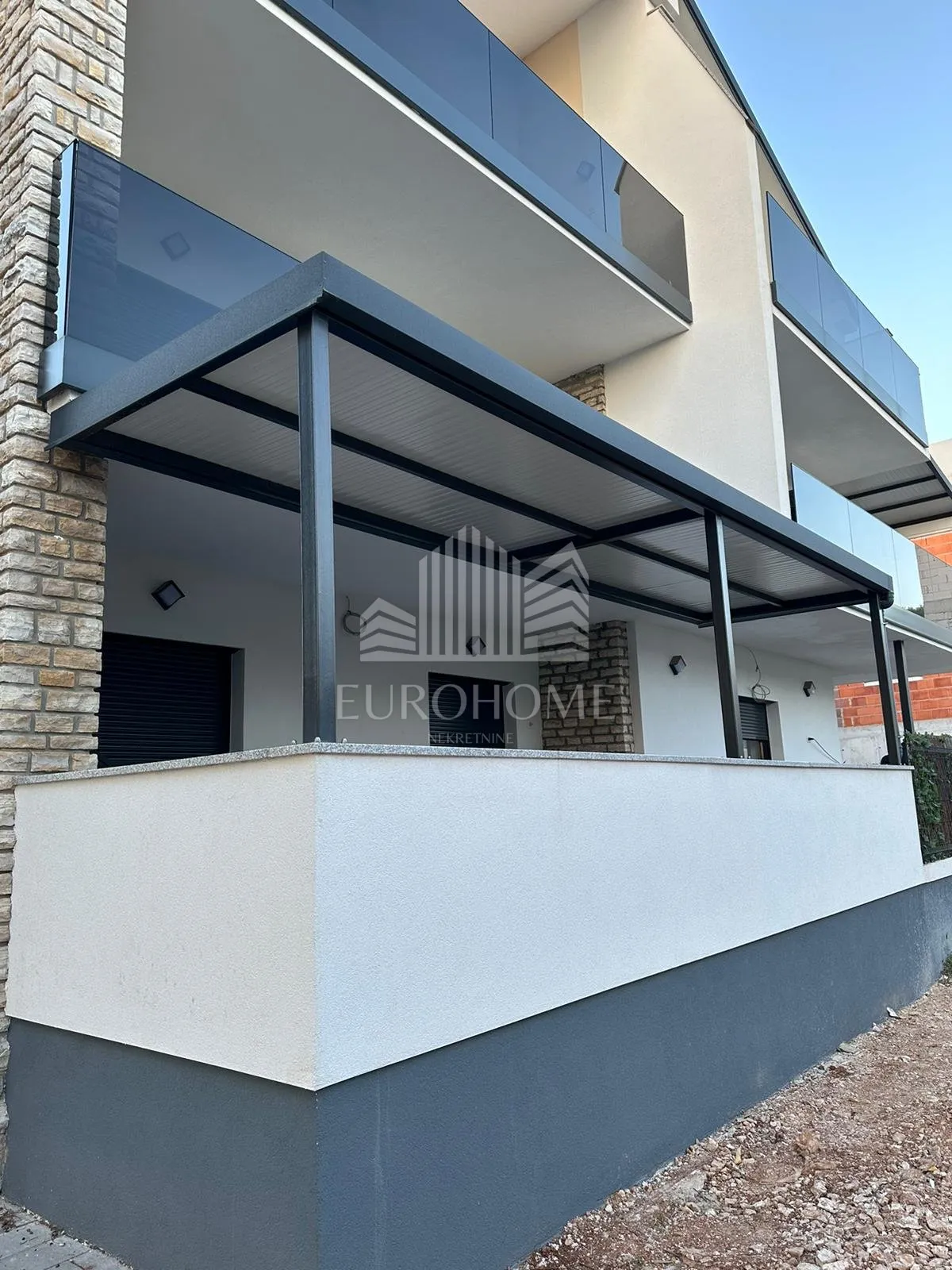 Šibenik-Vodice Luksuzan kompletno namješten stan142.418m2
