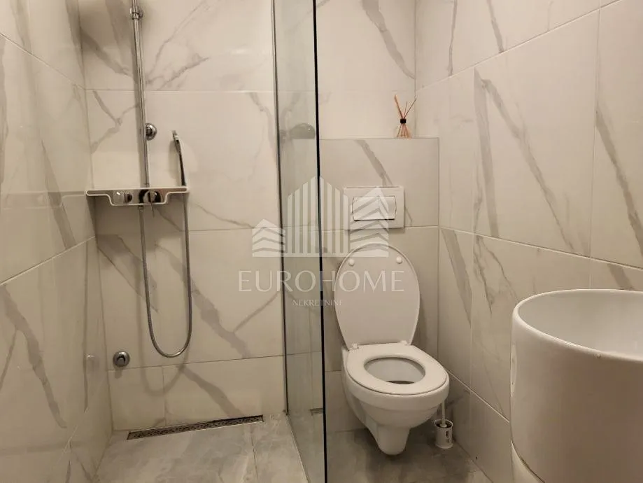 kuća sa 5 apartmana i bazenom, 360 m2 njivice - slika 8