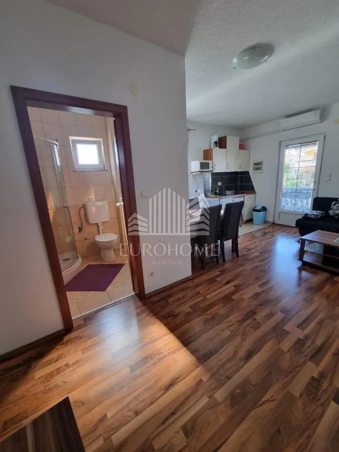 vir, uređena kuća sa 6 apartmana, 390m2 - slika 11