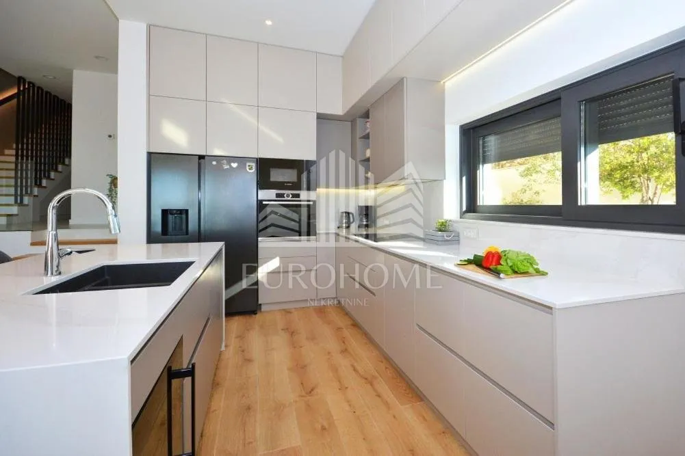 split, moderna villa, panoramski pogled, 223m2 - slika 14