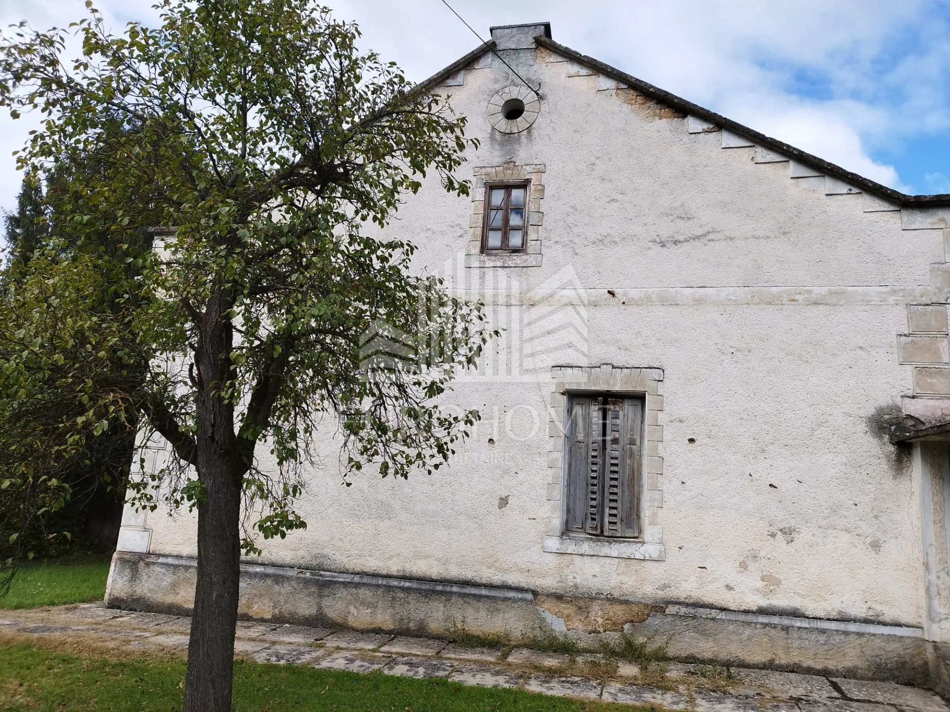 vila za renoviranje– investicijska prilika,uz sami centar otočca! - slika 3
