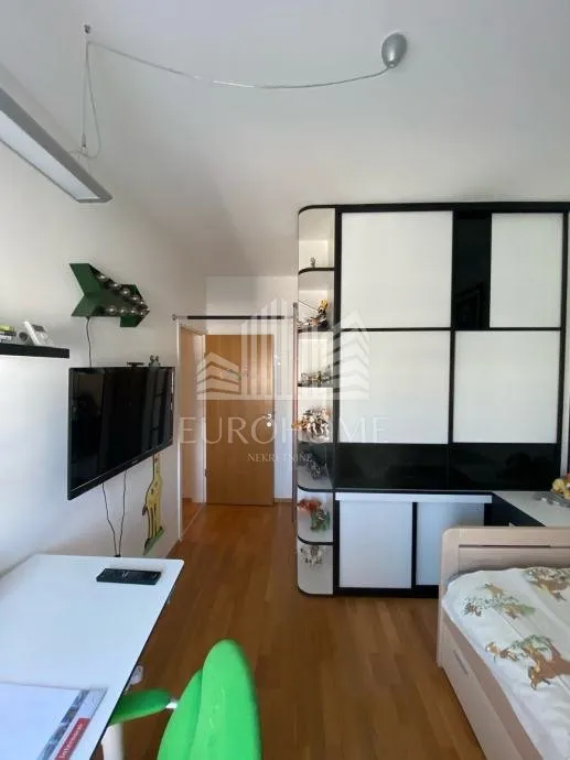 potpuno namješten suvremen 4s stan + dvije garaže + spremište, 110 m2, huberttova - slika 9