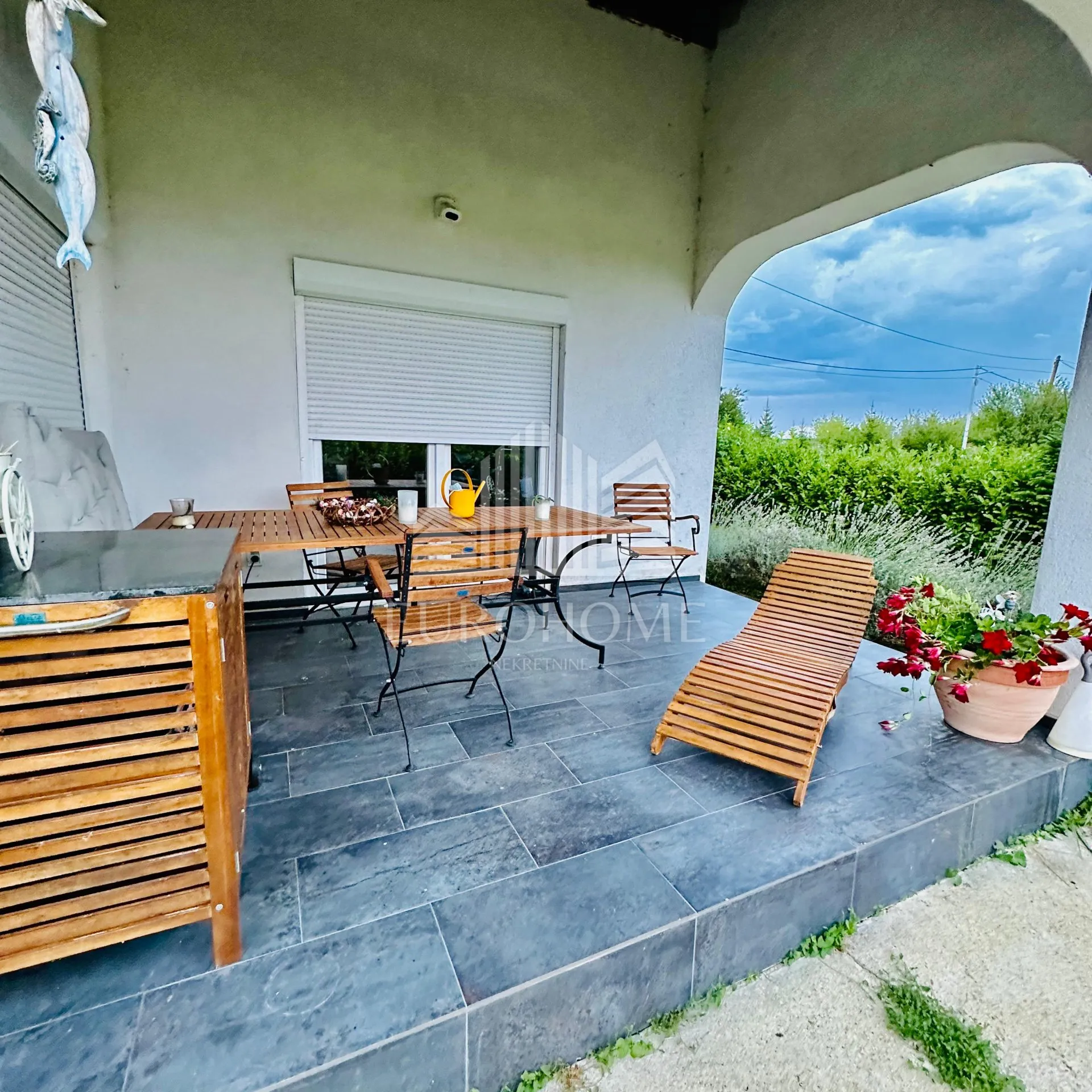prekrasna moderno uređena kuća u oazi mira – rugvica, 253 m² - slika 2