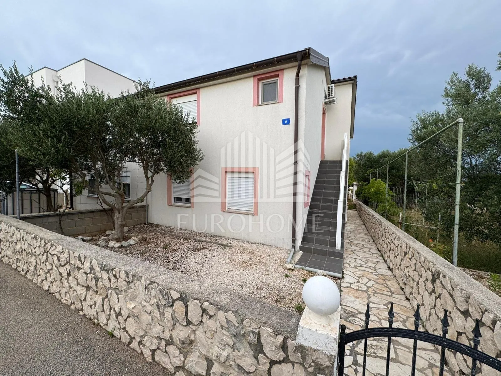 VIR, Oaza mira prvi red do mora, Kuća sa dva apartmana