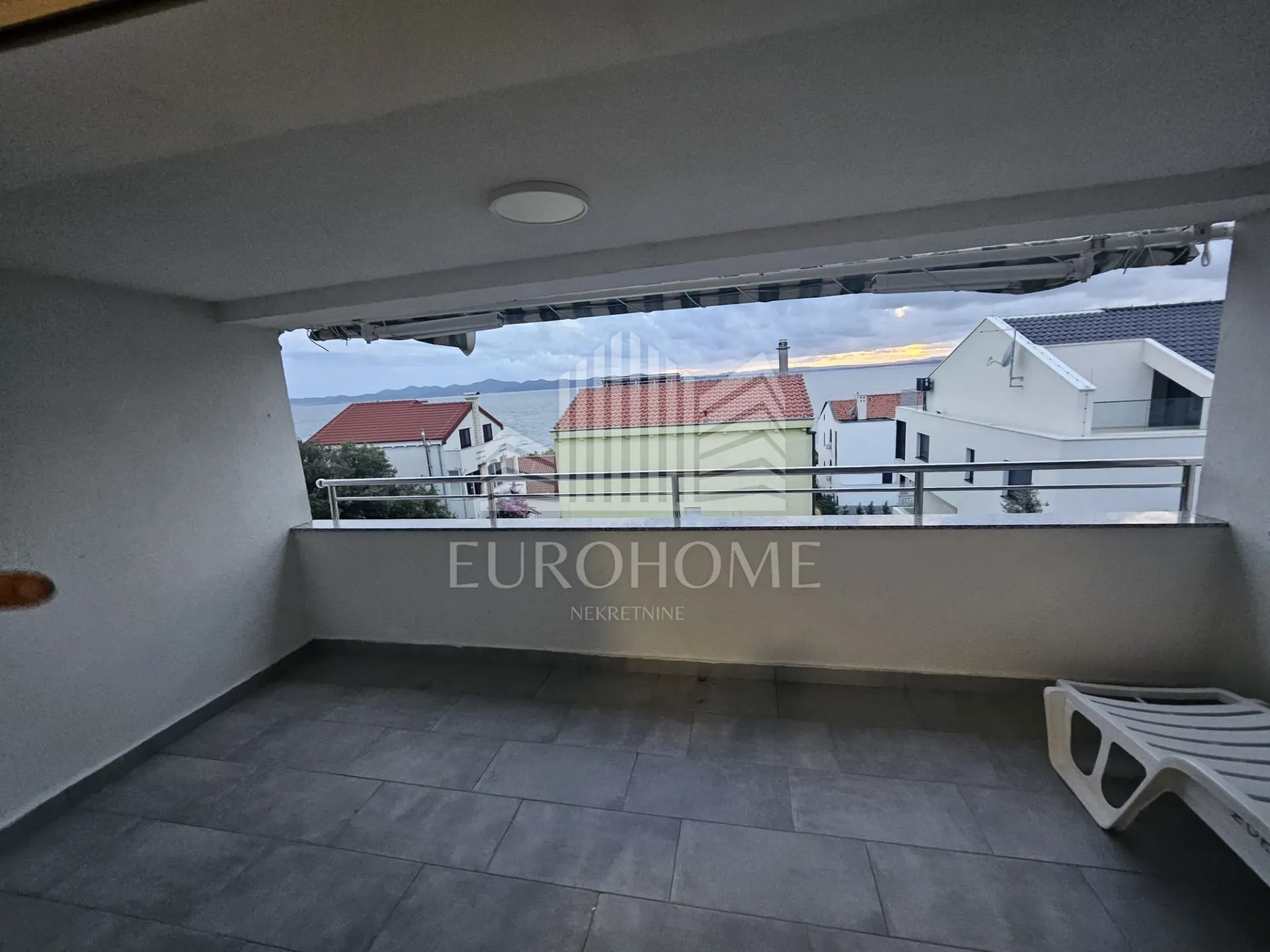 Kožino, prilika s pogledom!Jednosoban apartman 50 m od mora - Kožino, Zadar