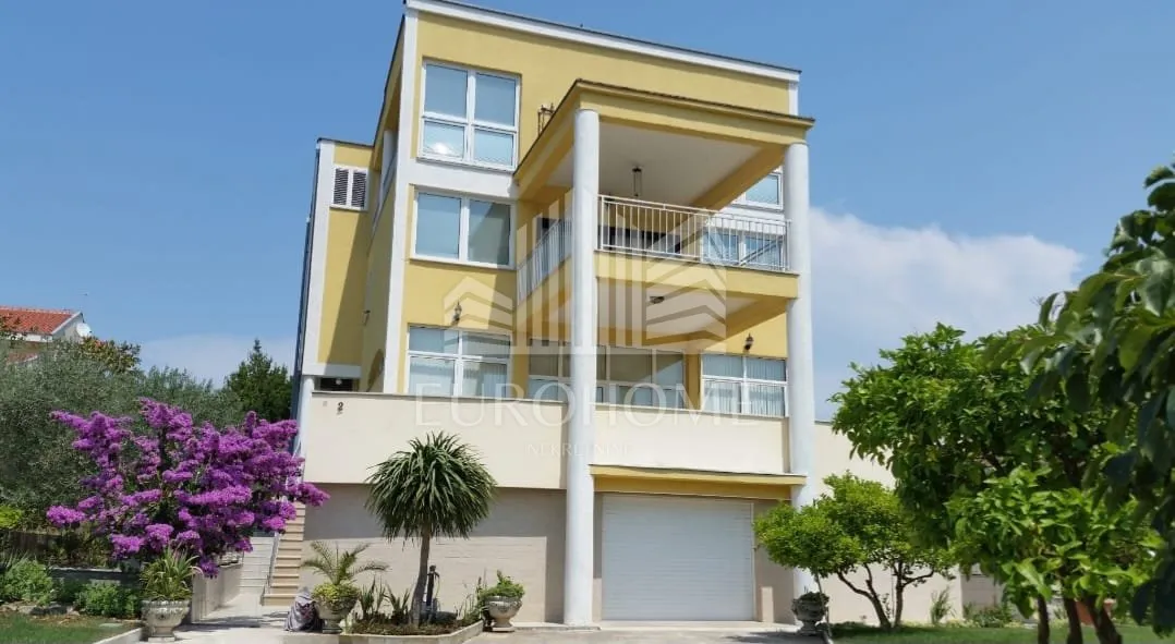 EKSKLUZIVNO NA TRŽIŠTU, VIŠNJIK- KUĆA TROKATNICA;905€/m2 - Zadar