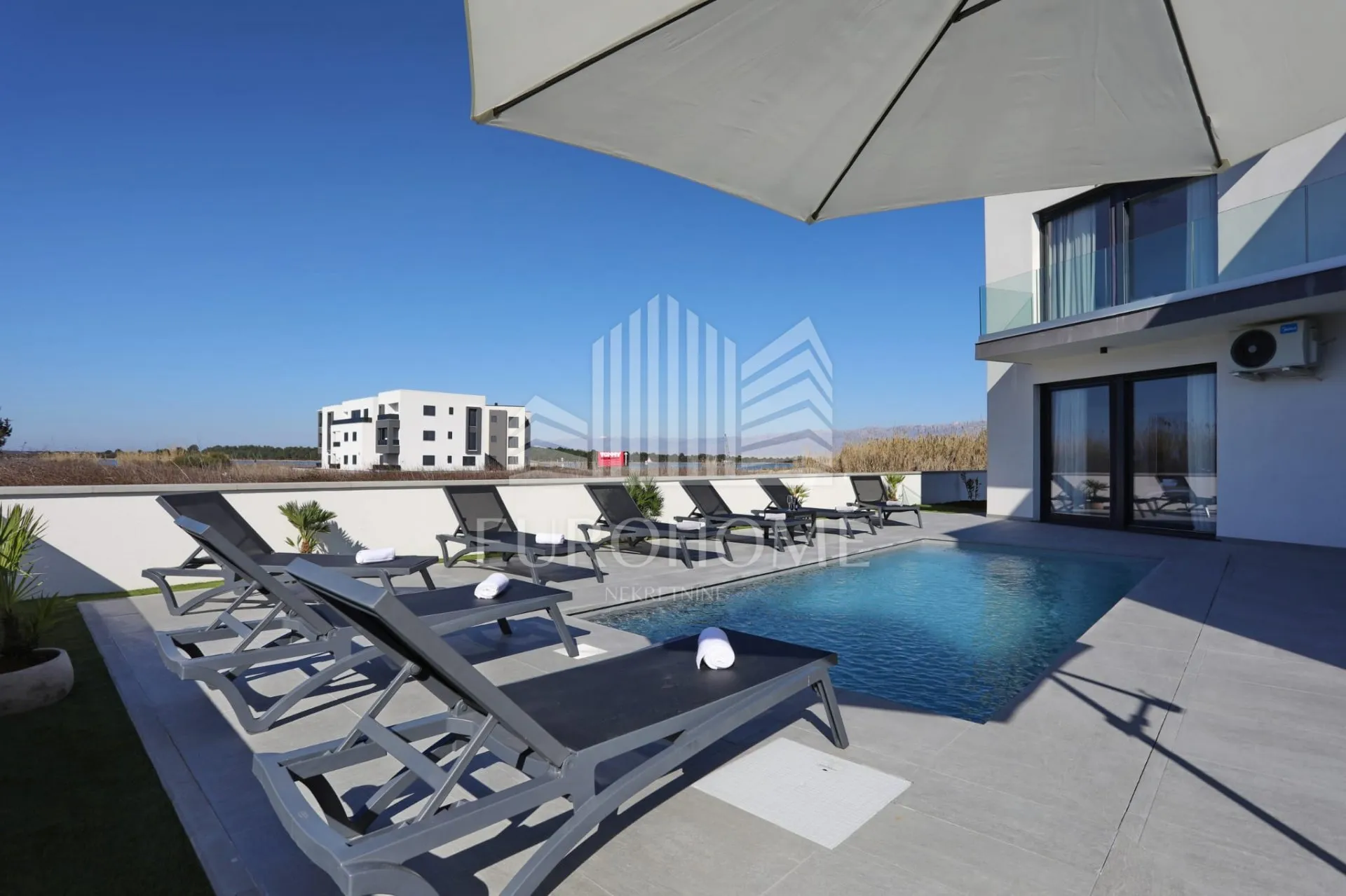 potpuno opremljena vila, privlaka (464 m2) - slika 2