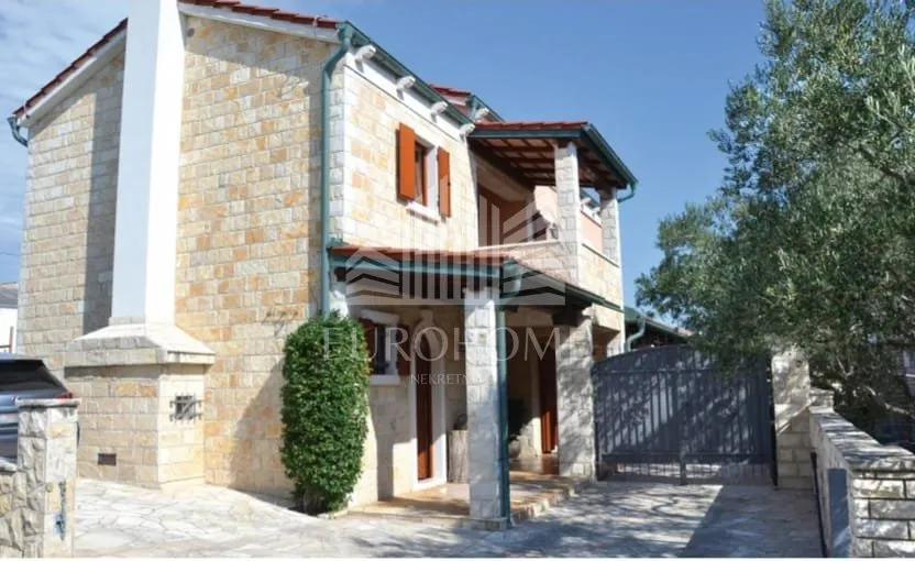 luksuzna vila s bazenom, centar novalje, 250m od mora - slika 2
