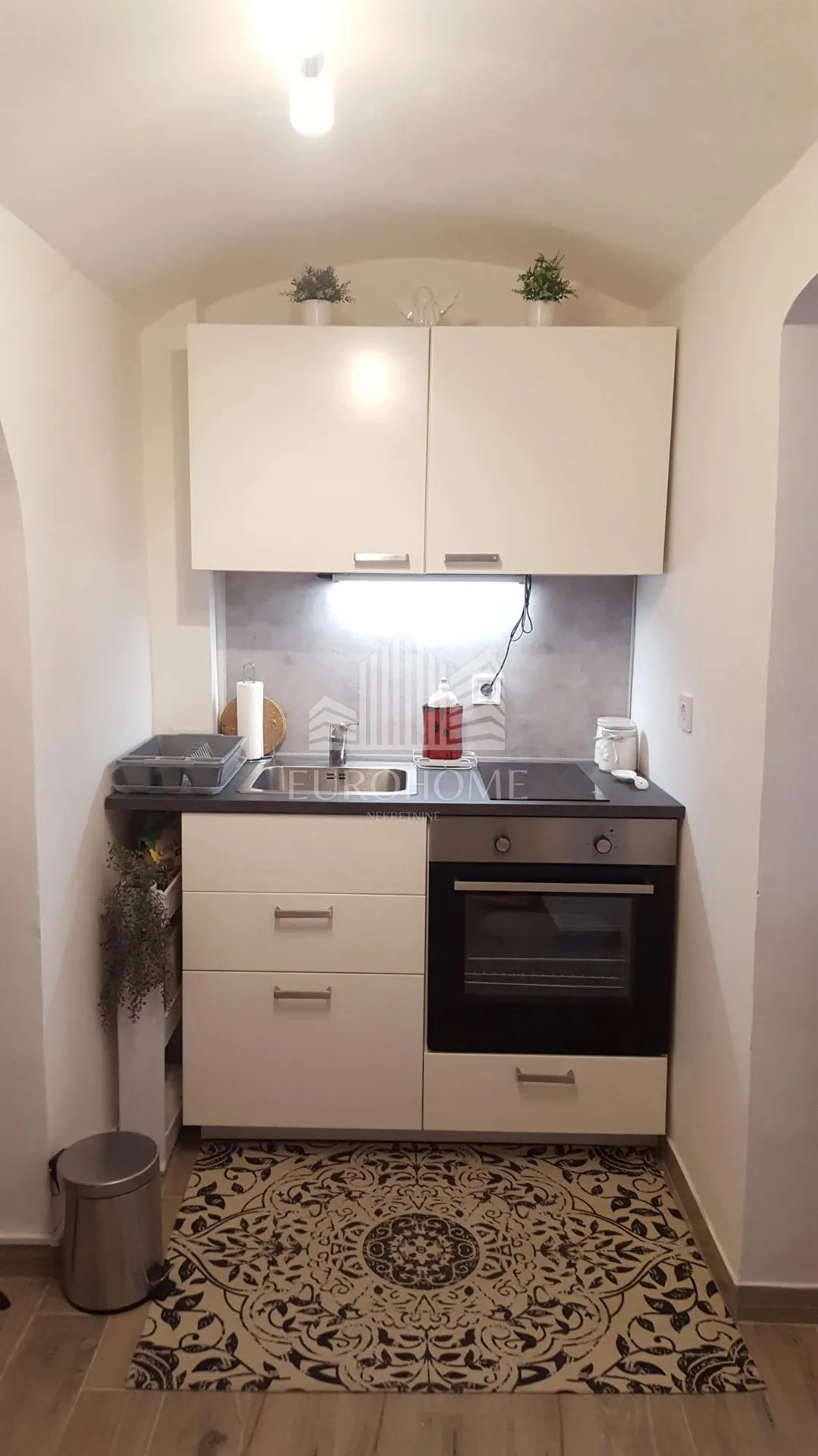 Čanićeva, renovirana garsonijera s parkingom, 19 m2 - Zagreb
