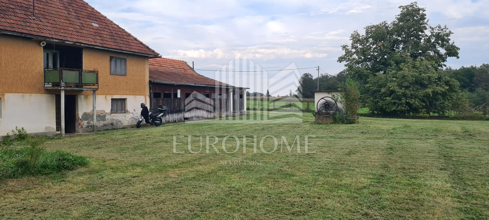 kuća: dvoranci, 184.00 m2 - ukupno 43300 m2 zemljišta - slika 3