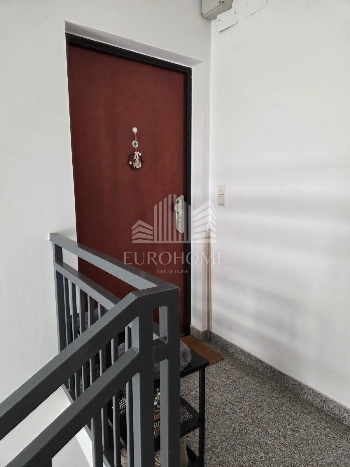 trosoban stan u brestju – 59 m², potpuno namješten - slika 16