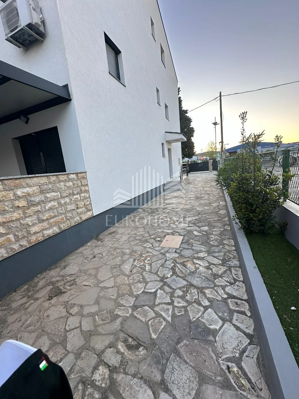 šibenik-vodice luksuzan kompletno namješten stan142.418m2 - slika 4