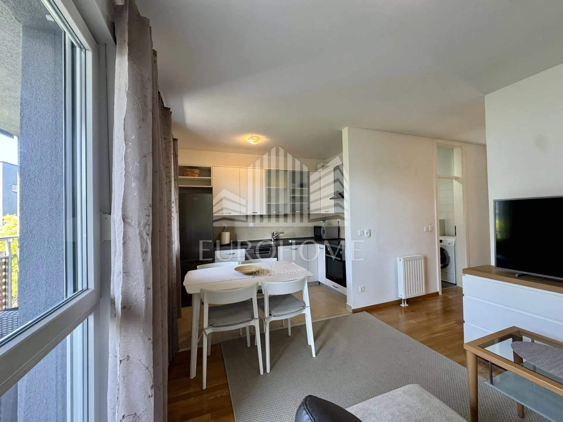 moderan dvosoban stan 61 m², lođa, parking, spremište - slika 2