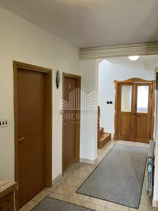 prostrana kuća 200 m² – stupnik, mirna zona, vrt, garaža - slika 8