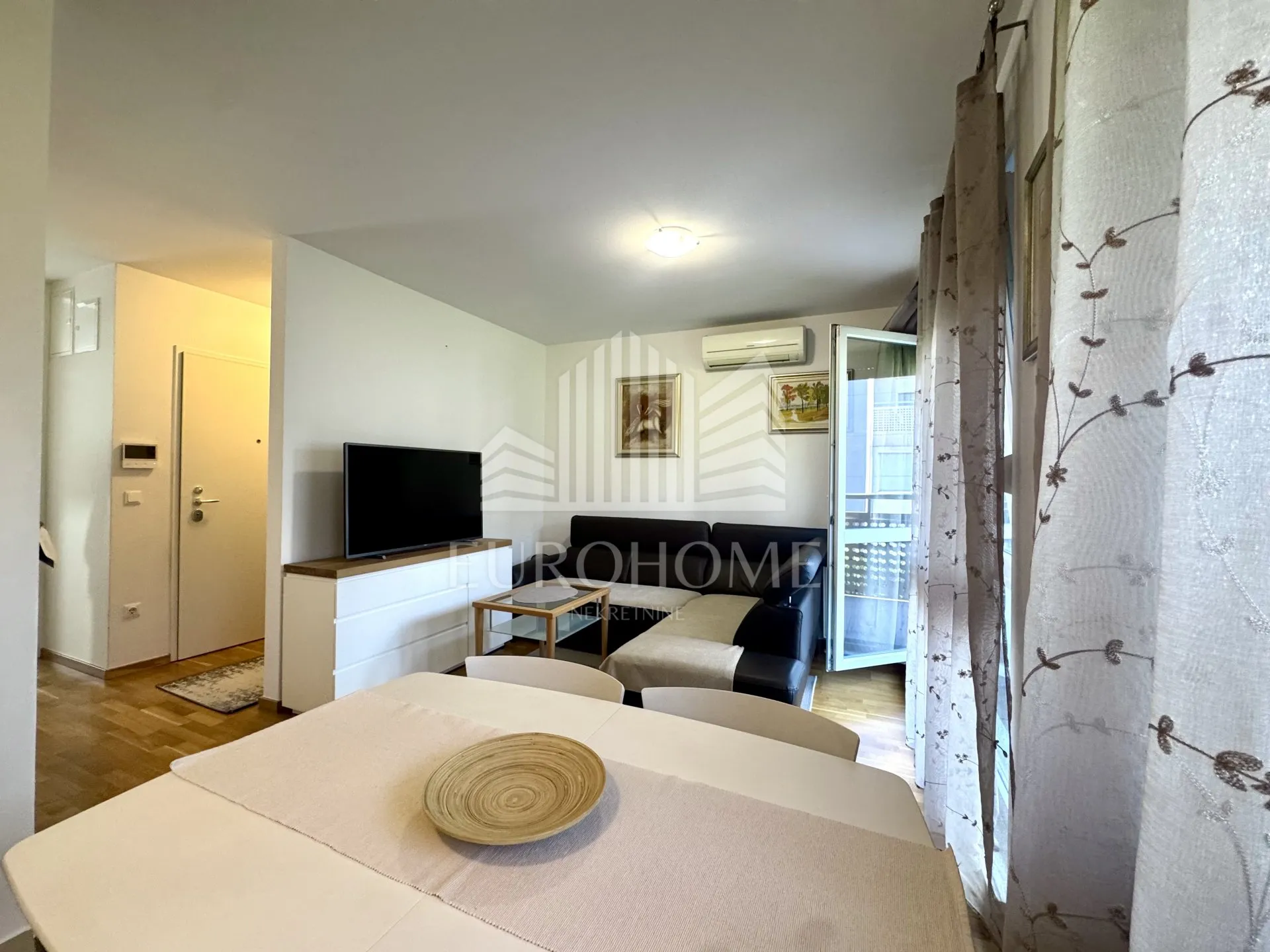 moderan dvosoban stan 61 m², lođa, parking, spremište - slika 1
