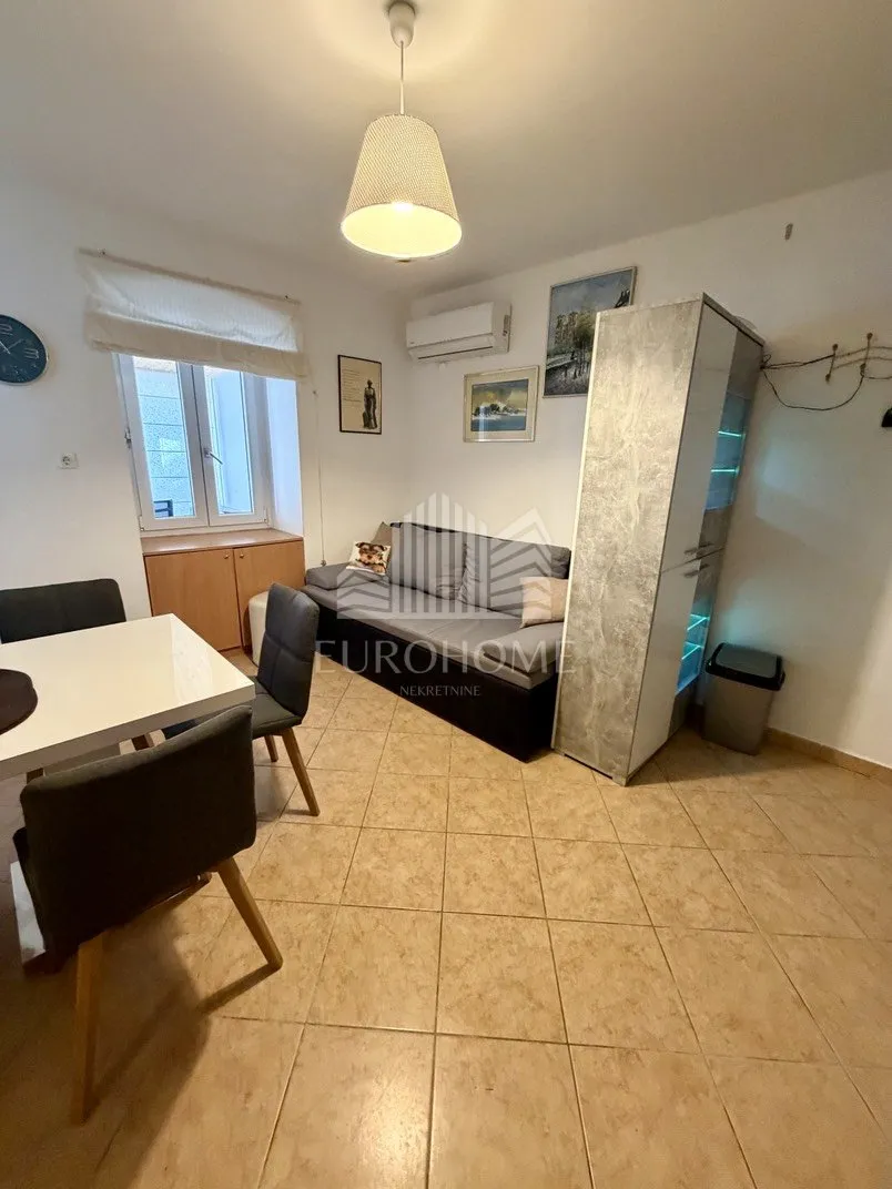 ika – 50 m², 80 m od mora + terasa i parking - slika 12