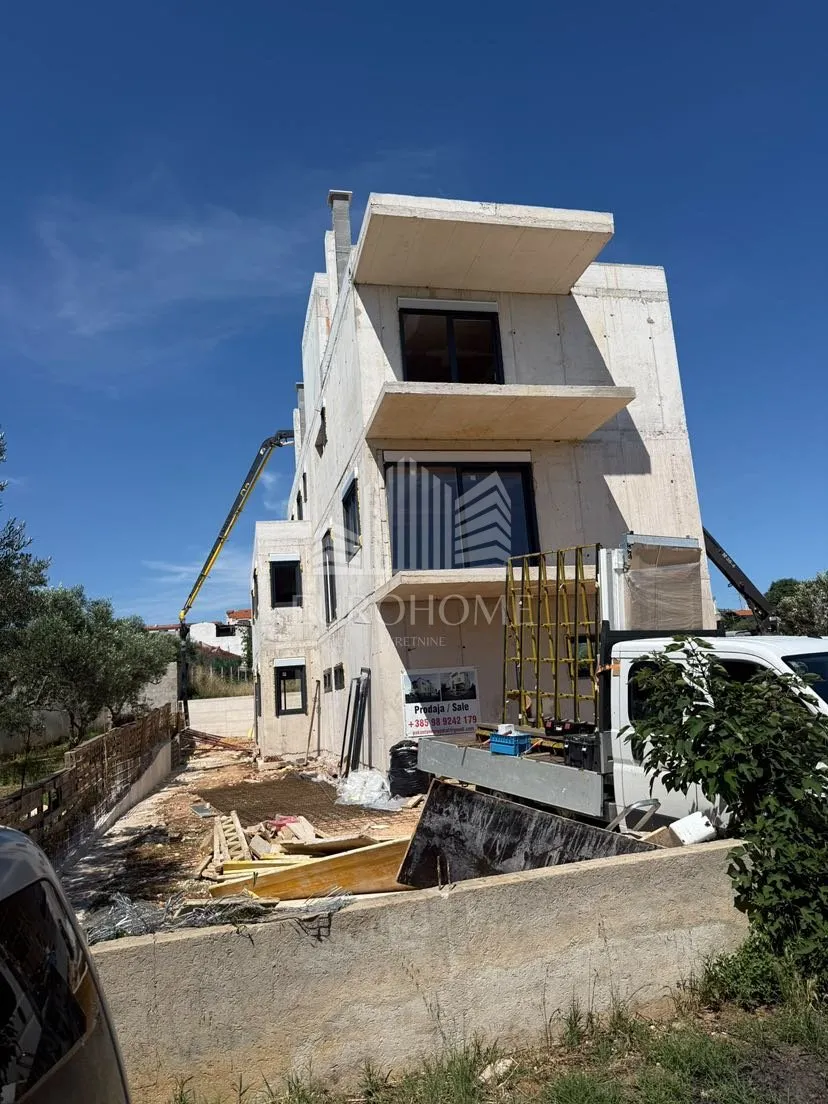 ZADAR, PAKOŠTANE, s1 stan s bazenom, terasom i garazom