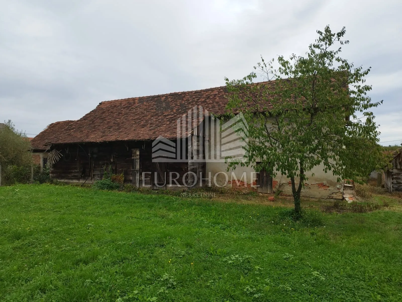 kuća za adaptaciju ,okućnica 500m 2 i zemljište 1584 m2 - slika 18