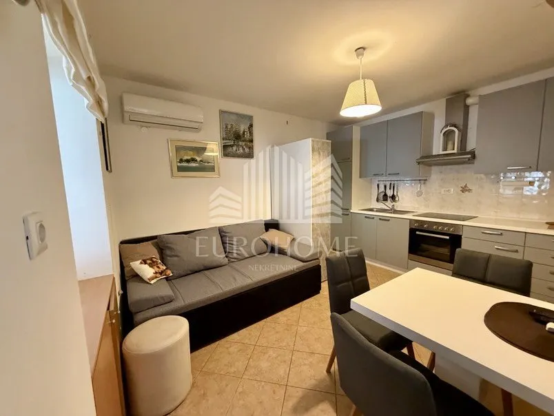 ika – 50 m², 80 m od mora + terasa i parking - slika 1