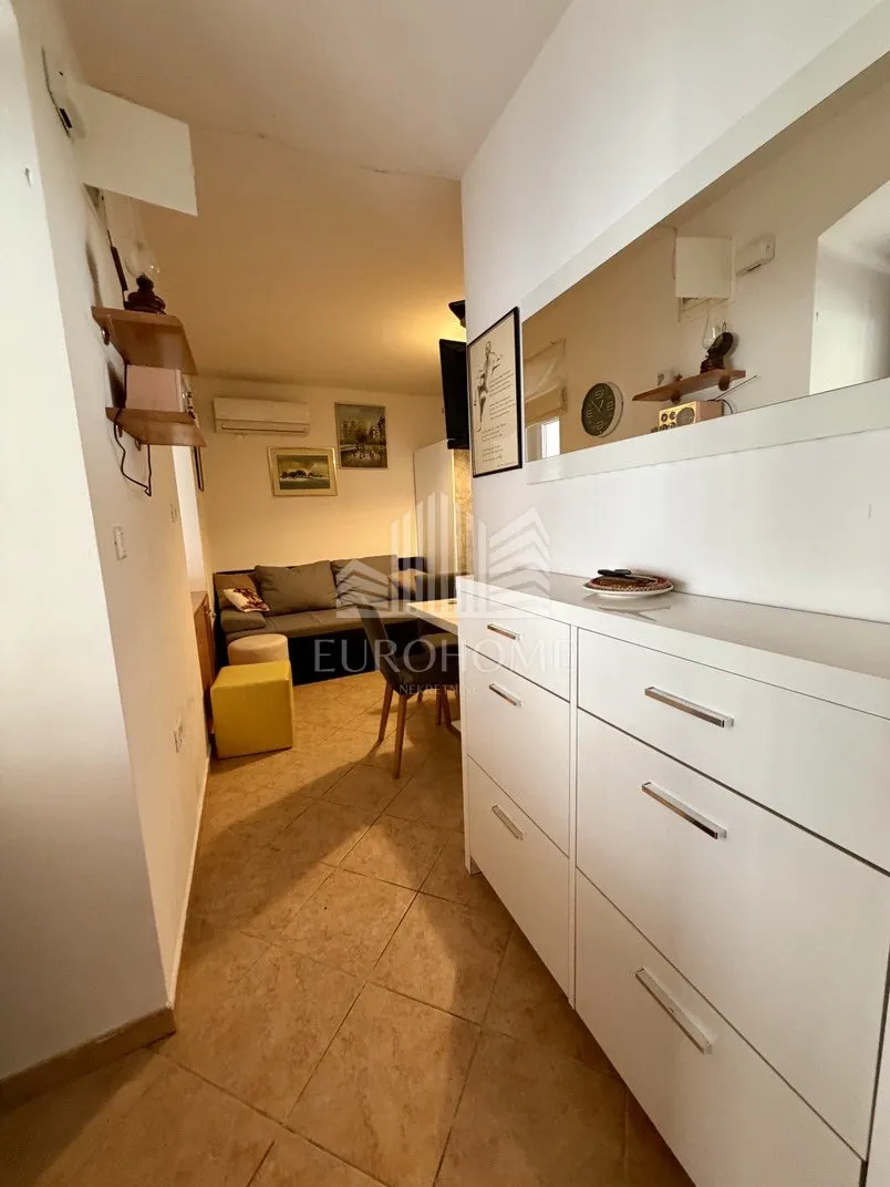 ika – 50 m², 80 m od mora + terasa i parking - slika 9