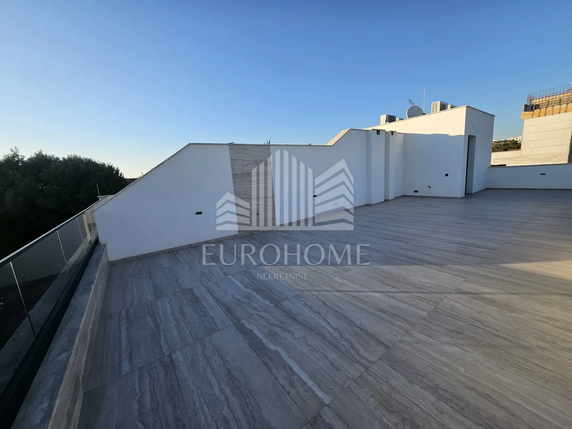 diklo,moderan penthouse uz more, kompletno namješten,odmah useljiv - slika 25