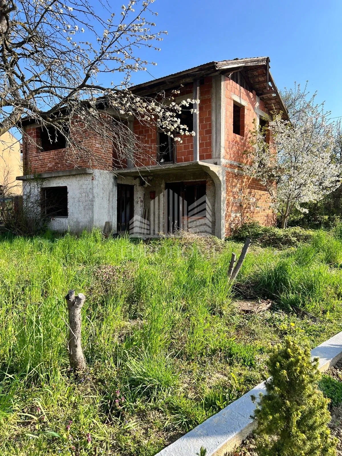 GRAĐEVINSKO ZEMLJIŠTE SA KUĆOM 557m2, GORNJA DUBRAVA - Zagreb