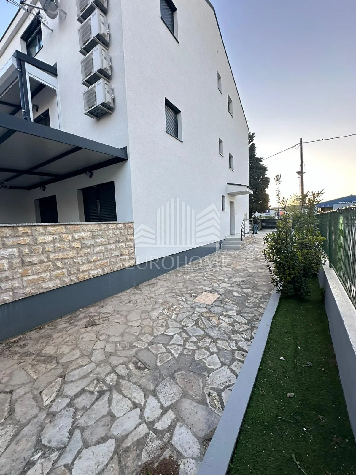 šibenik-vodice luksuzan kompletno namješten stan142.418m2 - slika 5