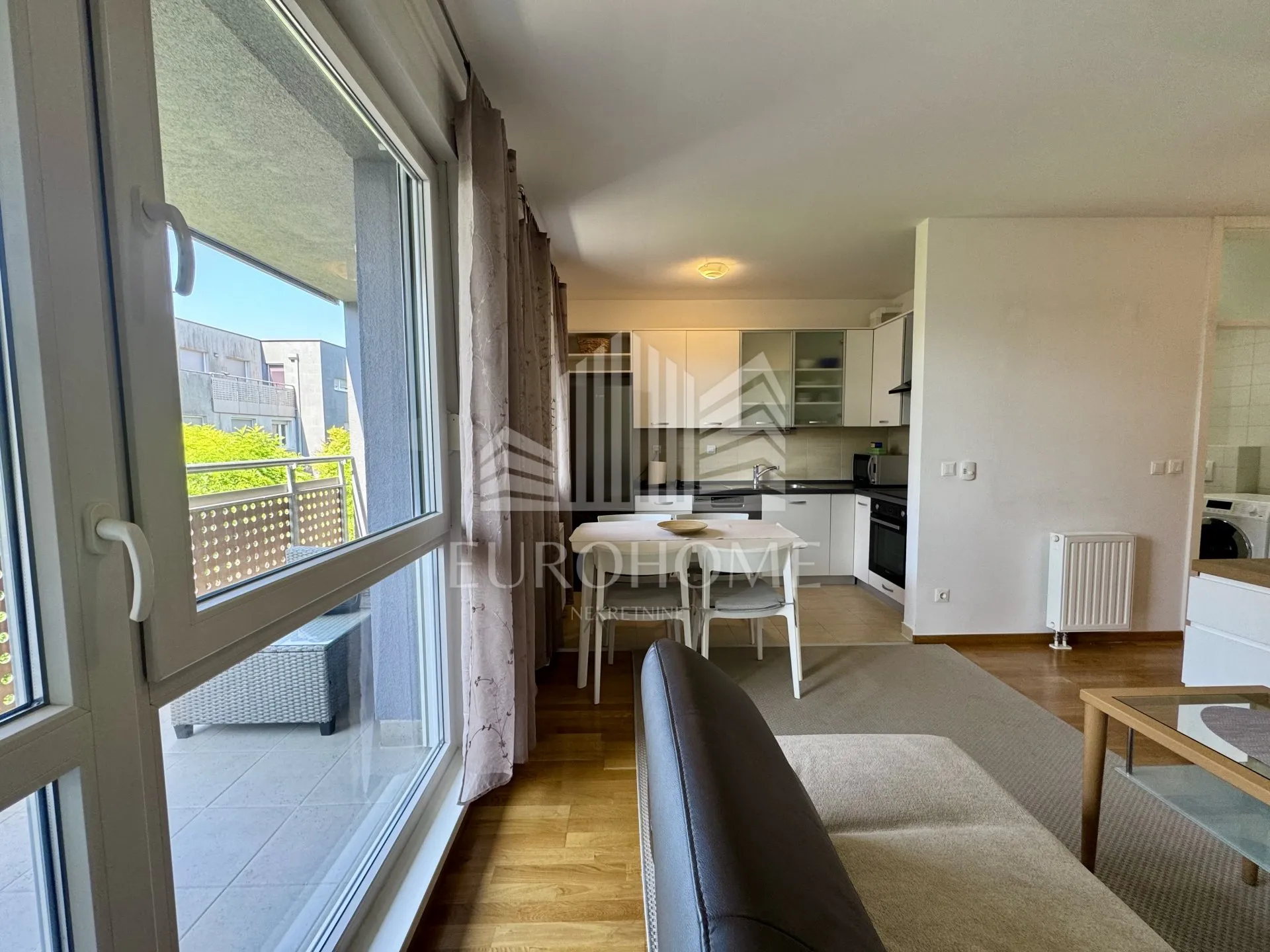 moderan dvosoban stan 61 m², lođa, parking, spremište - slika 3