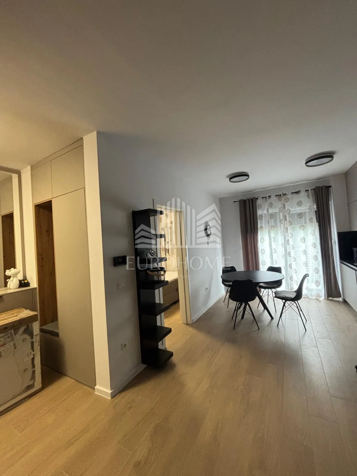 stan 45 m², novogradnja, garaža, balkon, najam - slika 4