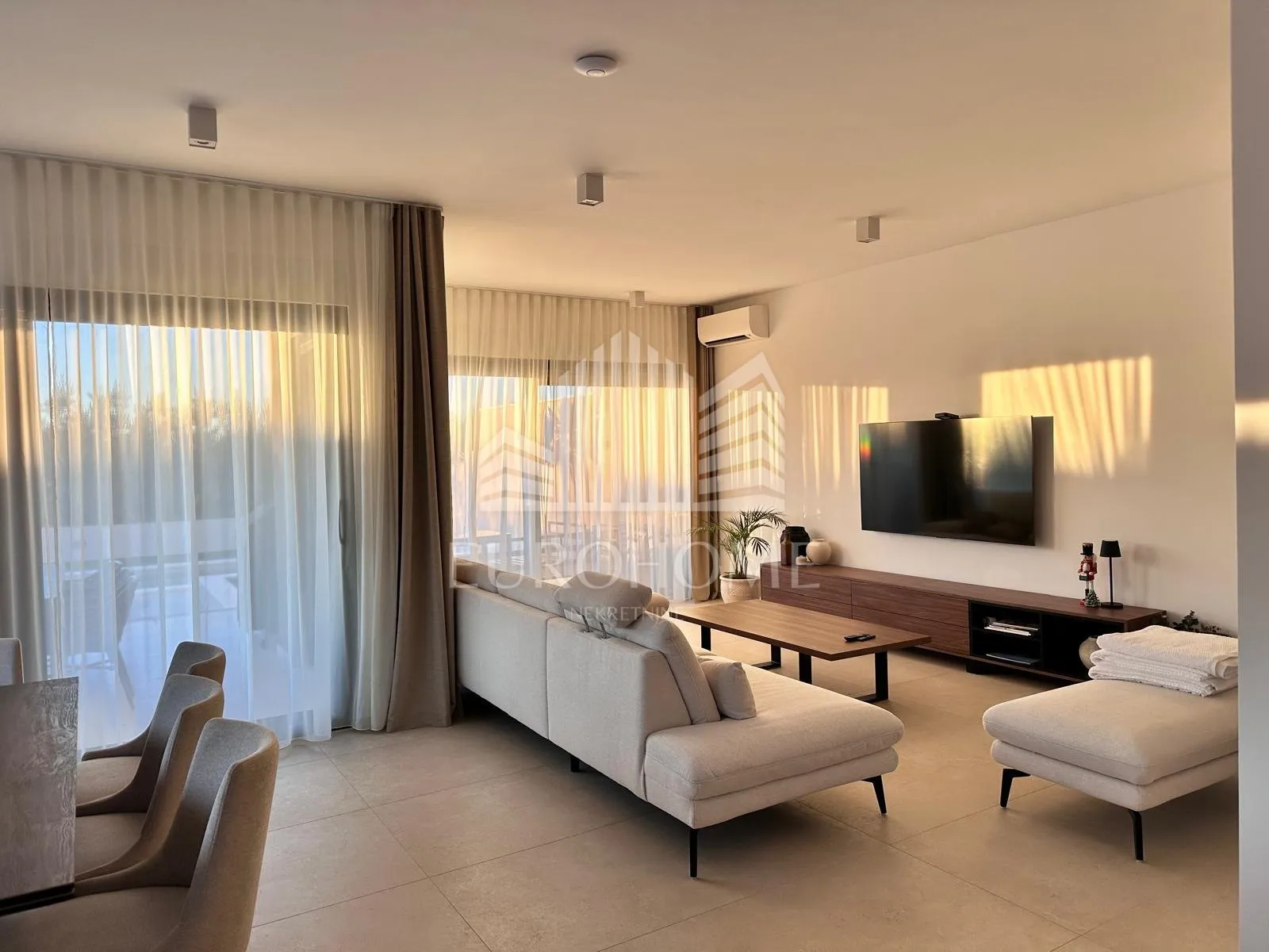 split, luxury villa, for 6 months or one year rent - slika 54