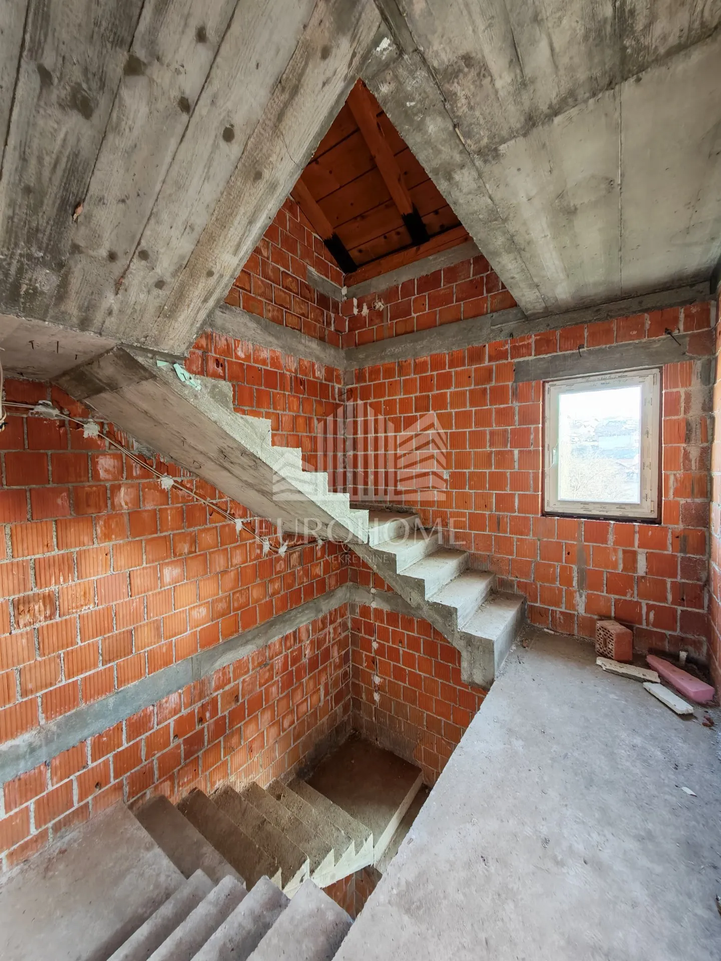 kuća 300m2 - 3 stana - oporovec - slika 12