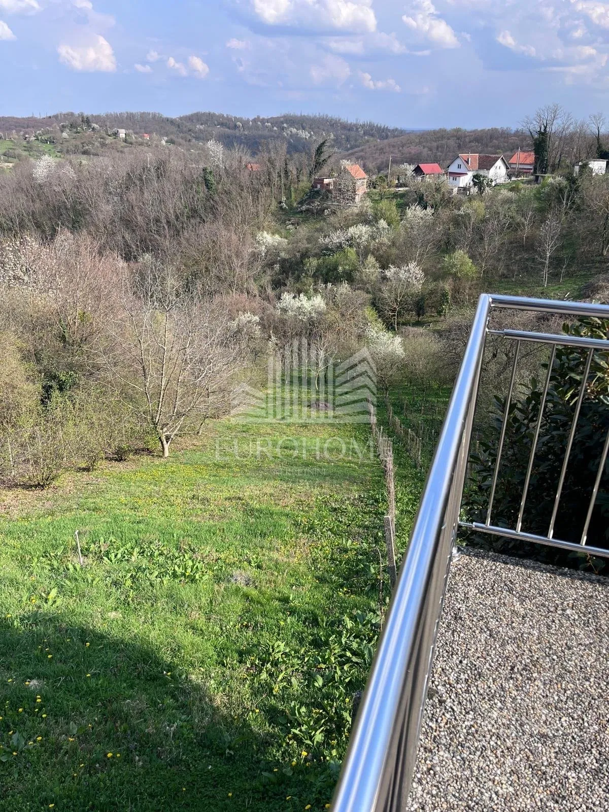 kuća okružena prirodom, vinogradom i voćnjakom - slika 10