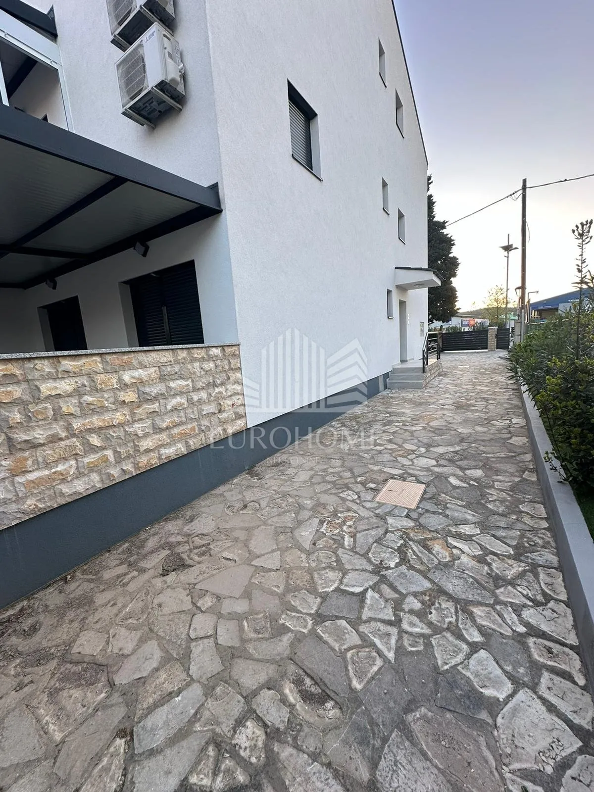 šibenik-vodice luksuzan kompletno namješten stan142.418m2 - slika 3